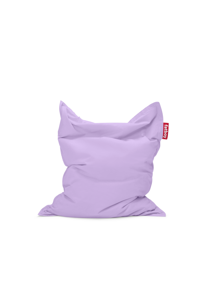 Un pouf Fatboy Original Stonewashed violet sur fond violet.