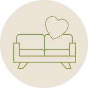 Un simple contour vert d'un canapé surmonté d'un cœur, sur un fond circulaire beige - parfait pour un magasin de meubles ou une touche de design quatuor.