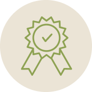 Le contour vert d'un ruban de récompense avec une coche au centre, présenté sur un fond circulaire beige - une touche d'élégance quatuor parfaite pour tout magasin de meubles.